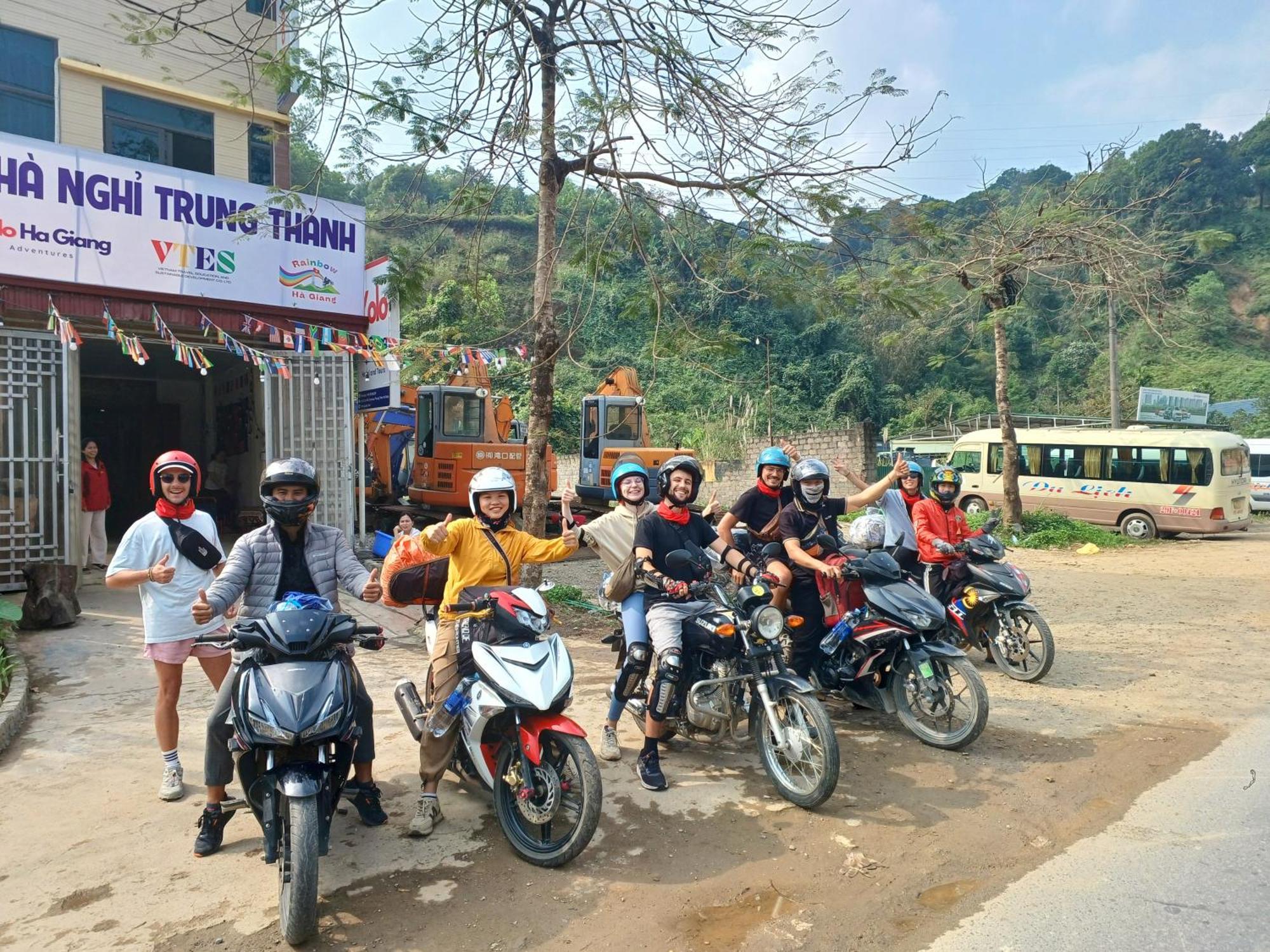 Готель Yolo Ha Giang Adventures, Motorbike And Loop Tours Екстер'єр фото