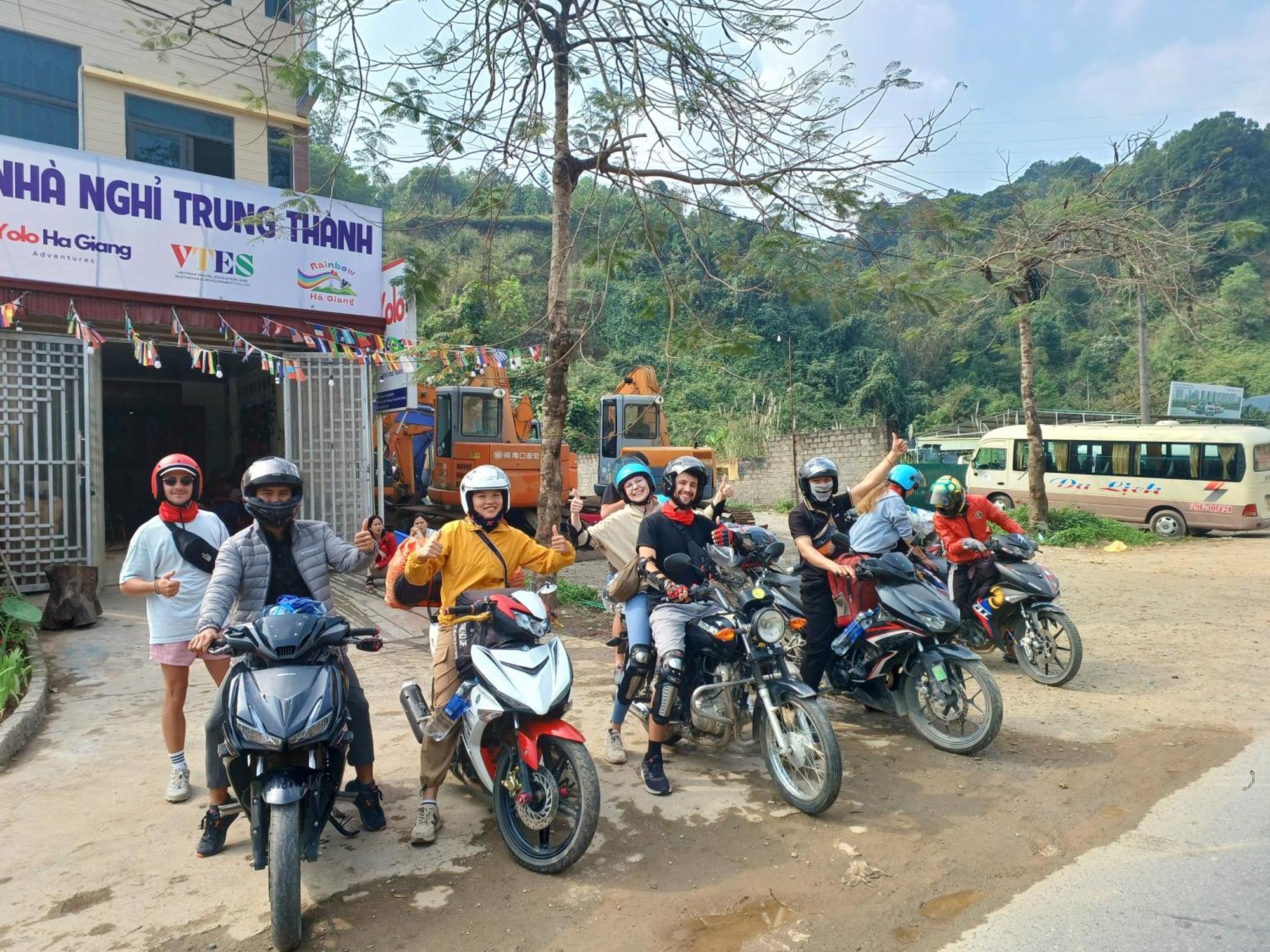 Готель Yolo Ha Giang Adventures, Motorbike And Loop Tours Екстер'єр фото