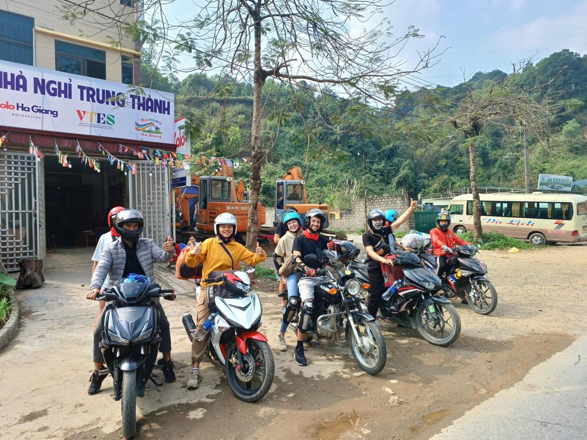 Готель Yolo Ha Giang Adventures, Motorbike And Loop Tours Екстер'єр фото