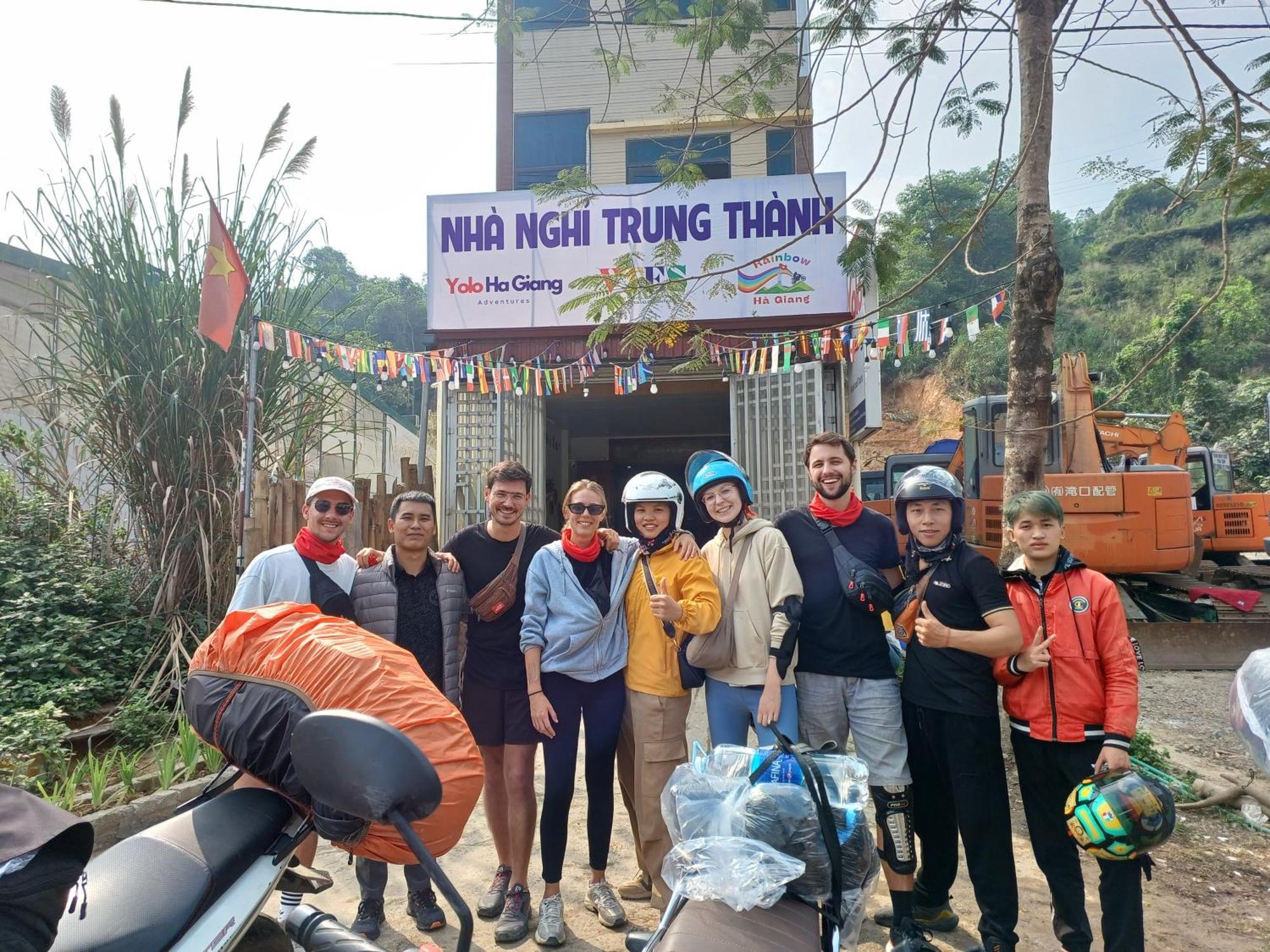 Готель Yolo Ha Giang Adventures, Motorbike And Loop Tours Екстер'єр фото