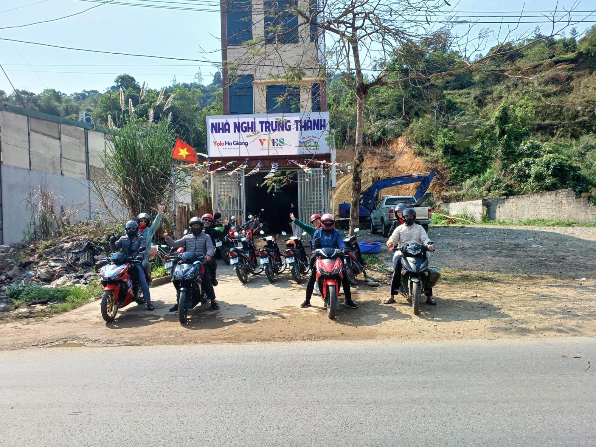 Готель Yolo Ha Giang Adventures, Motorbike And Loop Tours Екстер'єр фото